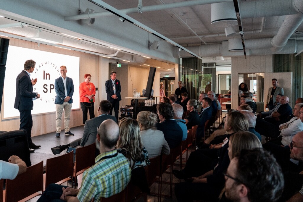 FULLT HUS: Fra venstre ser vi Tore Anstein Dobloug fra Sparebankstiftelsen Hedmark, daglig leder Bjørnar Håkensmoen i Innlandet Science Park, Kongsvinger-ordfører Elin Såheim Bjørkli og Frank Larsen i Klosser (Foto: @bybrich). 